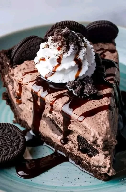 Delicious Frozen Mud Pie dessert with chocolate and cream layers
