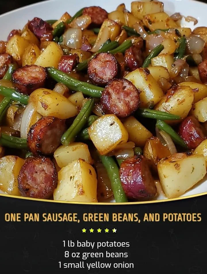 Delicious one pan sausage and green beans ready to serve.