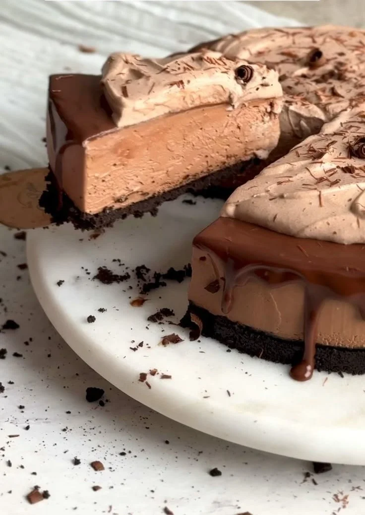 No-bake chocolate cheesecake topped with chocolate shavings