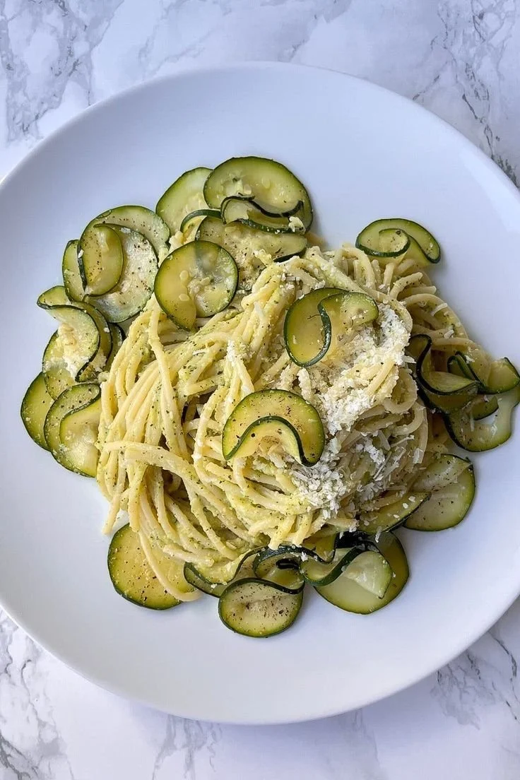 Delicious Spaghetti Alla Nerano featuring courgettes and flavorful cheese.